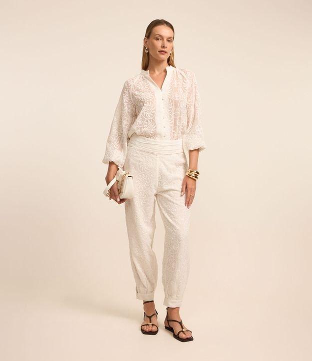 Calça Cenoura Cintura Alta em Chiffon com Flores Bordadas - 2