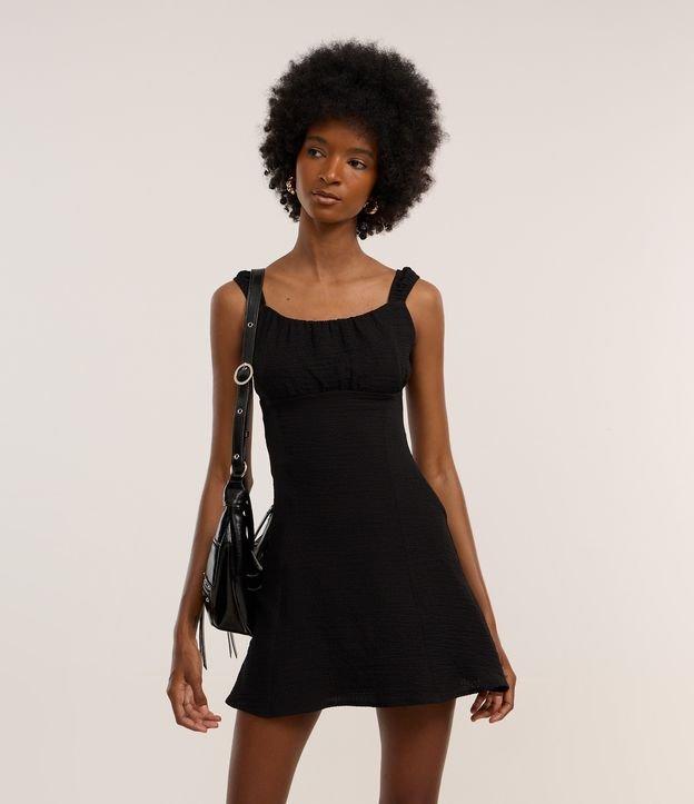 Vestido Curto em Crepe Enrugadinho e Zíper Lateral - 2