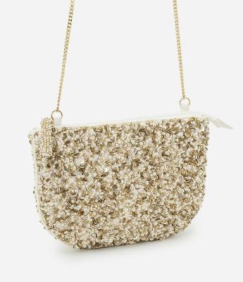 Bolsa Transversal Pequena com Miçangas e Alça de Corrente