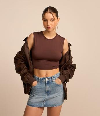 Blusa Cropped em Microfibra com Costas Abertas