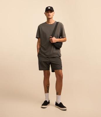 Bermuda em Microfibra Textura Lavada e Cós Elástico