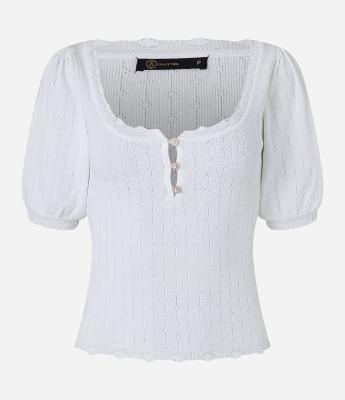 Blusa com Botões Diferenciados e Bicos de Efeito Crochê