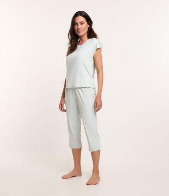 Pijama Calça Capri e Detalhes em Renda na Manga