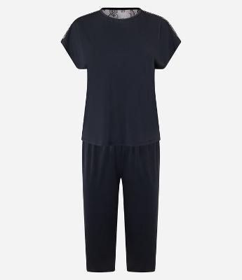 Pijama Calça Capri e Detalhes em Renda na Manga