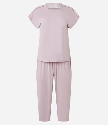 Pijama Calça Capri e Detalhes em Renda na Manga