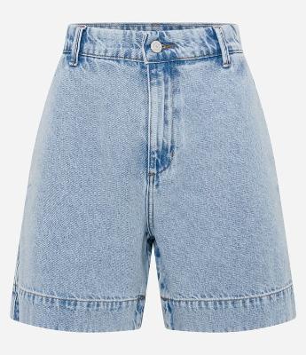 Bermuda Jeans com Botão Diferenciado e Bolso