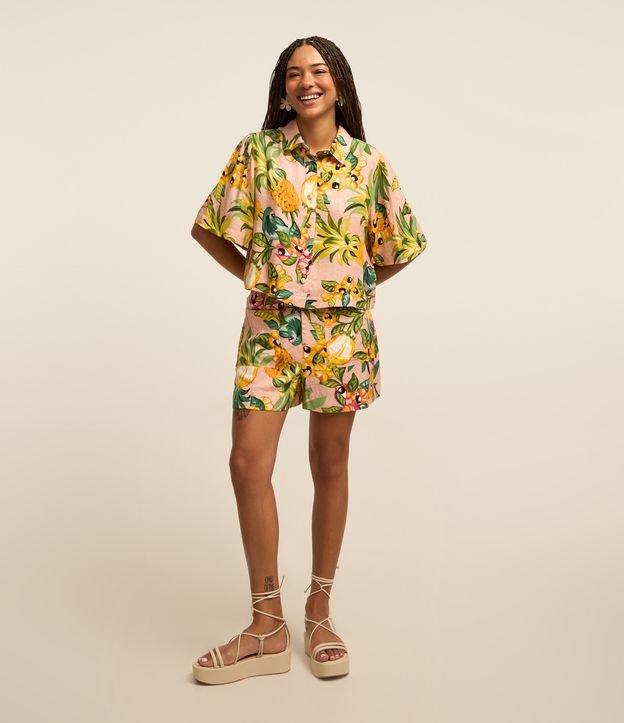 Short Curto em Viscose com Estampa Tropical - 2
