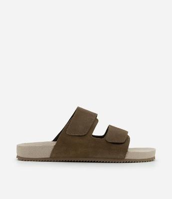 Sandália Slide em Camurça e Tiras com Velcro