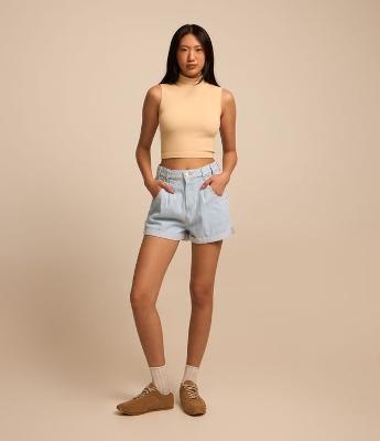 Short Baggy em Jeans e Barra Dobrada