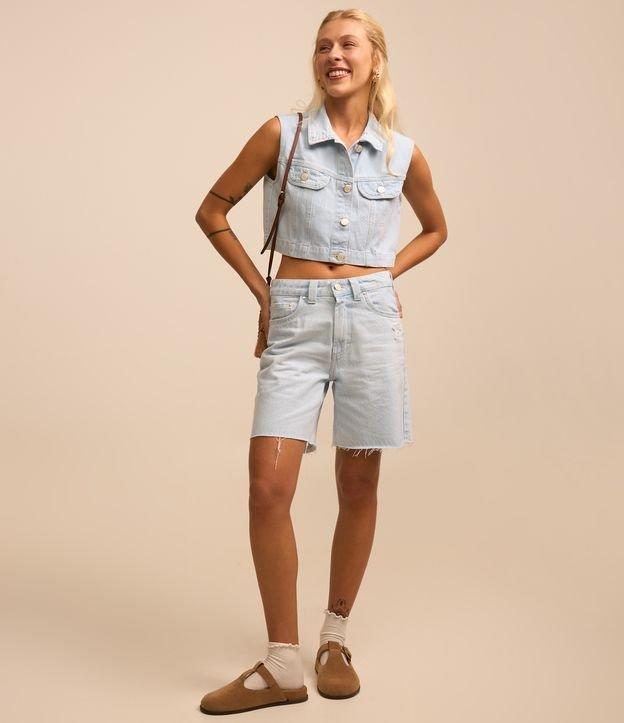 Bermuda em Jeans Delavê com Barra a Fio - 1