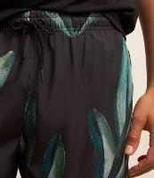Bermuda em Microfibra com Cós Elástico e Estampa de Folhagem - 2