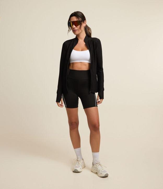 Bermuda Esportiva em Microfibra com Friso Contrastante e Bolso - 2