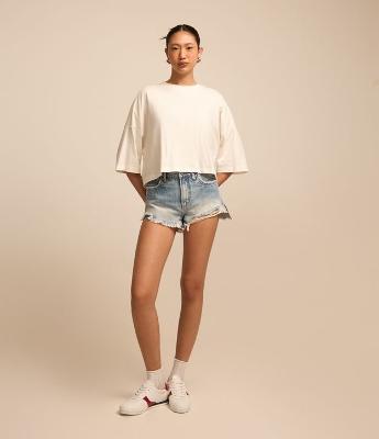 Short Curto em Jeans com Puídos e Barra de Franja