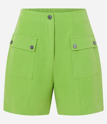 Short Alfaiataria Liso com cós de elástico e bolsos frontais com botão