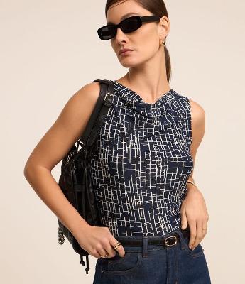 Blusa em Microfibra com Decote Degagê e Estampa Geométrica