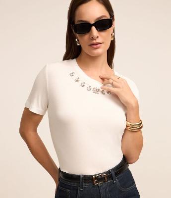 Blusa em Viscose com Brilho Floral na Gola