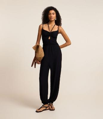 Macacão Texturizado em Viscose com Franzido e Vazado no Busto