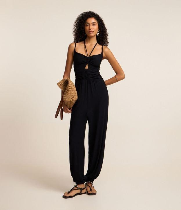 Macacão Texturizado em Viscose com Franzido e Vazado no Busto - 1