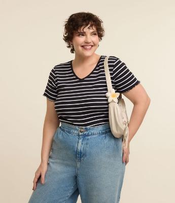 Blusa Listrada em Ribana Acabamento Frufru Curve & Plus Size