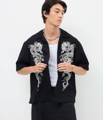 Camisa Boxy em Sarja com Estampa de Dragões