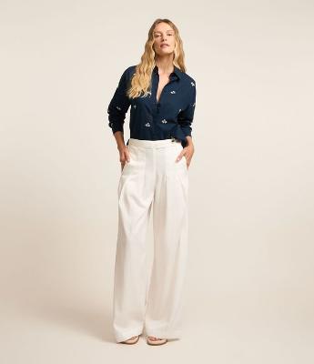 Calça Pantalona em Sarja Alfaiatada com Fechamento Deslocado