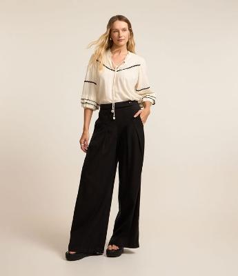 Calça Pantalona em Sarja Alfaiatada com Fechamento Deslocado