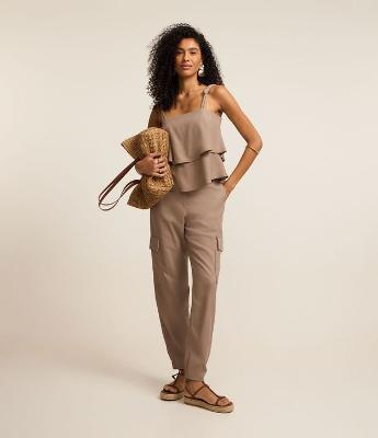 Calça Cenoura em Viscolinho com Bolsos Cargo