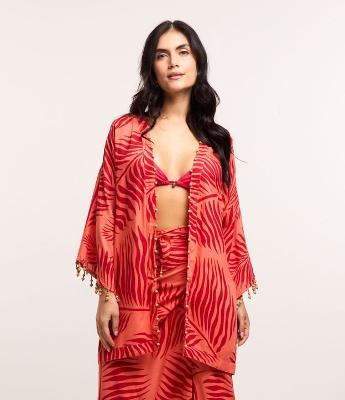Kimono em Viscose com Estampa de Folhas e Aplicações em Madeira