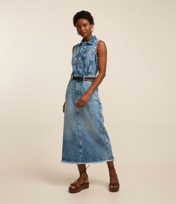 Vestido Midi em Jeans com Abotoamento Frontal e Cinto