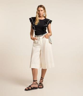 Blusa com Babados e Pespontos Contrastantes