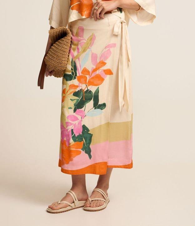 Saia Reta Midi em Viscose com Estampa Floral Detalhe de Laço Lateral - 1