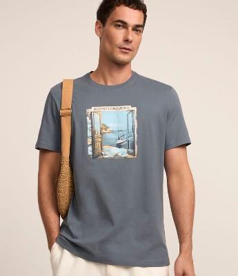 Camiseta em Algodão com Estampa de Paisagem na Janela
