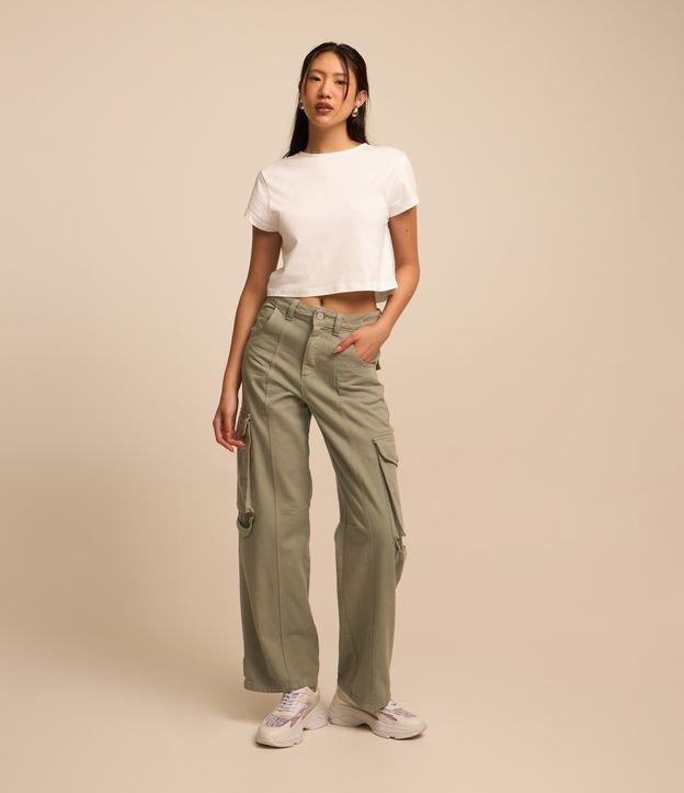Calça Reta em Jeans com Bolso Cargo e Friso Frontal - 1
