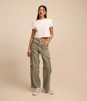 Calça Reta em Jeans com Bolso Cargo e Friso Frontal - 1