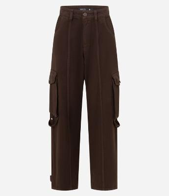 Calça Reta em Jeans com Bolso Cargo e Friso Frontal