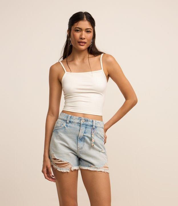 Short Slim em Jeans Dirty com Puídos e Chaveirinho - 2