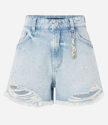 Short Slim em Jeans Dirty com Puídos e Chaveirinho