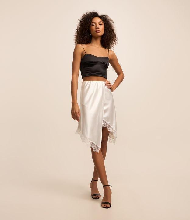 Saia Curta em Cetim com Renda na Barra Assimétrica - 1