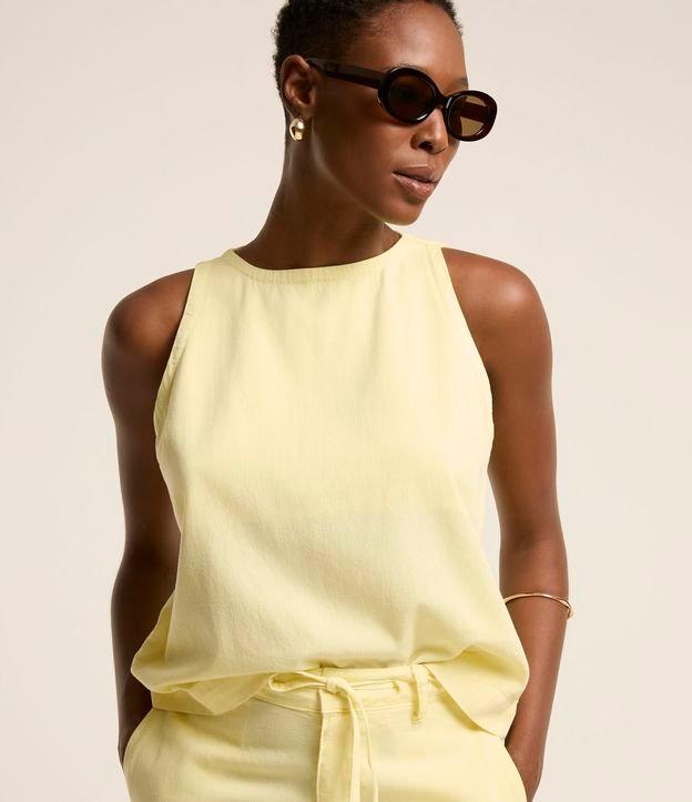 Blusa em Sarja sem Manga e com Fechamento Gota - 2