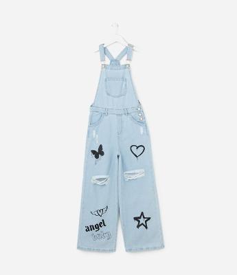 Jardineira Infantil Jeans com Estampa Doodles - Tam 5 a 14 Anos