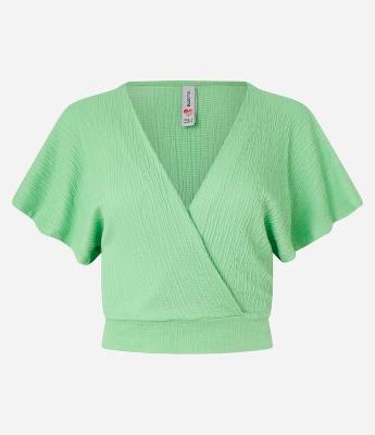 Blusa Curta em Viscose Transpassada com Textura e Decote em V