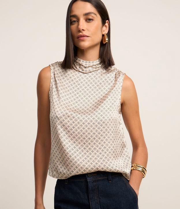 Blusa Sem Manga Acetinada com Gola Alta Drapeada e Estampa Geométrica - 2