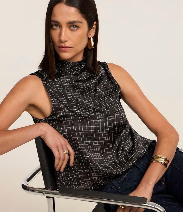 Blusa Acetinada com Gola Alta Drapeado e Estampa Geométrica - 2