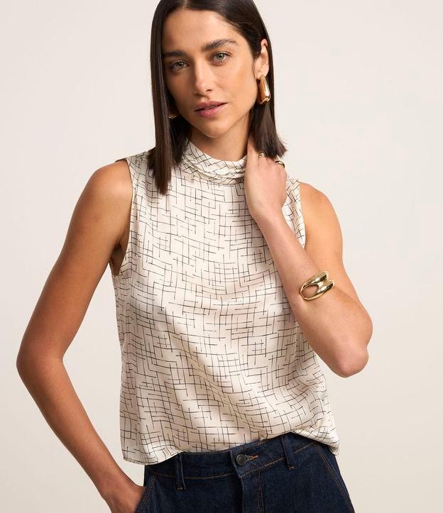 Blusa Acetinada com Gola Alta Drapeado e Estampa Geométrica - 2