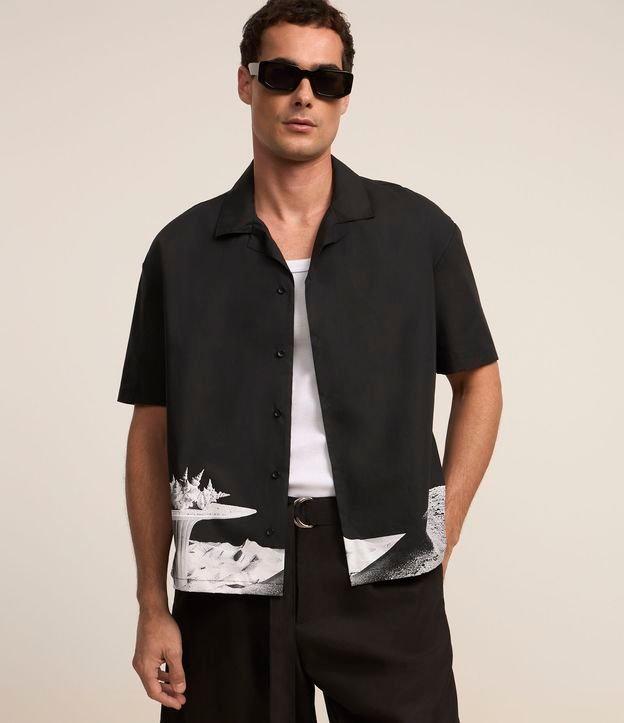 Camisa Boxy em Alfaiataria com Estampa Surrealismo na Barra - 2