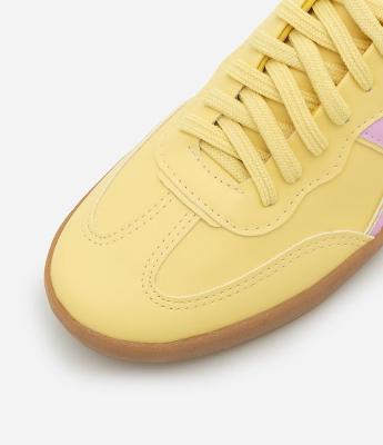 Tênis Estilo Chuteira em PU com Detalhes nas Laterais