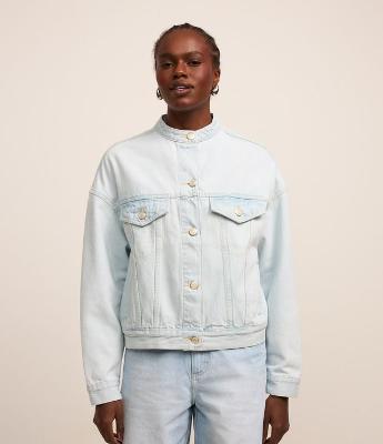 Jaqueta Trucker em Jeans com Gola Alta e Bolsos