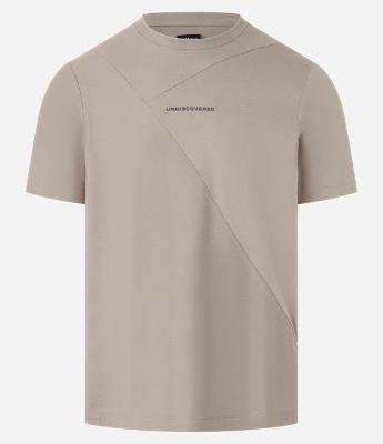 Camiseta em Algodão com Estampa Lettering Textura e Detalhe em Recortes