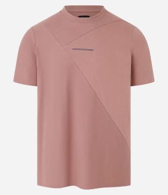 Camiseta em Algodão com Estampa Lettering Textura e Detalhe em Recortes