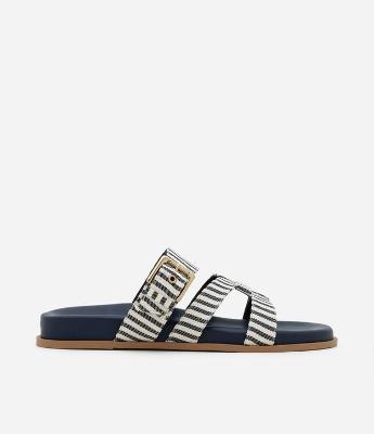 Rasteira em PU com Tiras Largas e Fivela